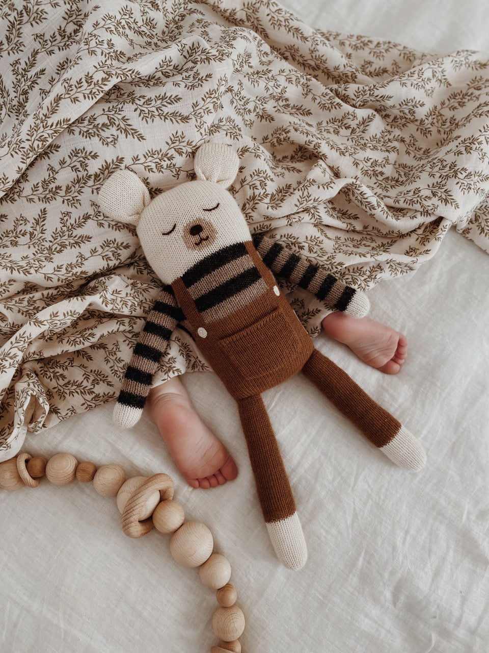 MAIN SAUVAGE - Polar bear knit toy | nut overalls